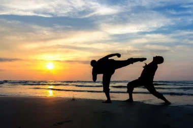 BRUTALNA TUČA NA PLAŽI U GRČKOJ! Turisti se izudarali zbog ležaljki, letele ruke i noge na sve strane (VIDEO)