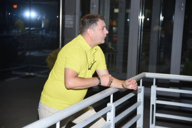 ZAMALO TUČA, OBEZBEĐENJE PINKA NA VISINI ZADATKA: Zbog Ivana Marinkovića buknuo RUSVAJ, kamere uhvatile ŽESTOKE scene! (FOTO)