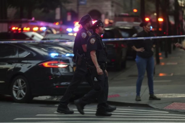 HOROR U AMERCI! Devojčica ispala iz auta nakon što ga je podigao "pauk"! OTAC KAO SUMANUT JURIO ZA KAMIONOM, VOZAČ NIJE REAGOVAO!