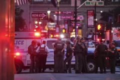 MOŽDA JE MISLIO DA IMA KRILA? Bahati vozač bukvalno POLETEO automobilom i zabio se u tuđu kuću! Policija šokirana šta je zatekla (VIDEO)