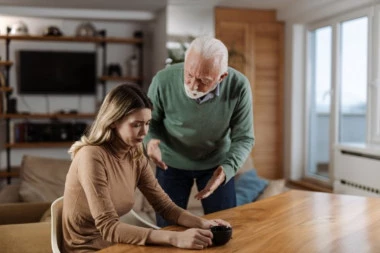 SVEKAR JE DOLAZIO KOD SNAJE KAD MU SIN NIJE KOD KUĆE: Nakon ovih njenih reči on se - uvredio!