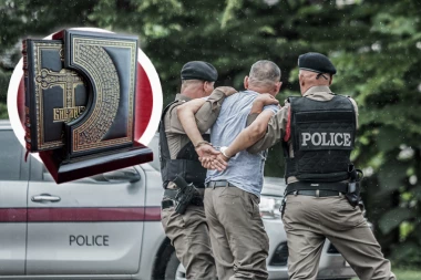 KO JE POKUŠAO DA SPALI AJA SOFIJU? Muškarac zapalio Bibliju u svetinji gde su nekada služili carevi i patrijarsi – policija objavila snimak (VIDEO)