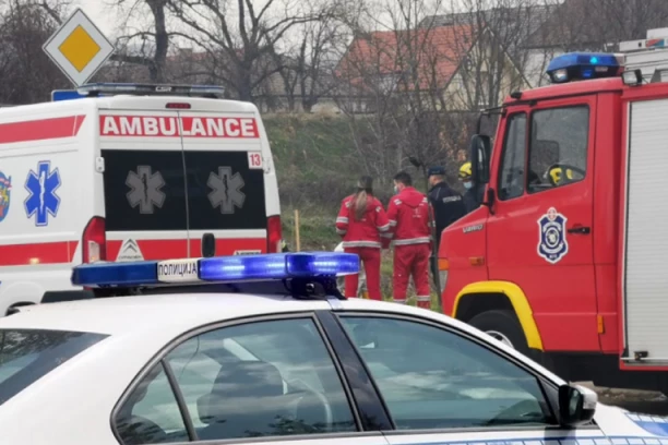 ŽENA IZGUBILA KONTROLU NAD VOZILOM I SLETELA SA PUTA! Jeziva nesreća kod Sopota!