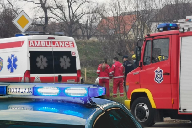 KAKVA DRAMA U PLATIČEVU: Vozilo udarilo u kuću, vatrogasci spasili povređenog - HITNA POMOĆ na licu mesta!