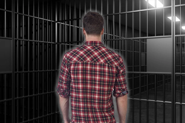 OVO JE SRBIN KOJI JE POBEGAO IZ ZATVORA U SEVERNOJ MITROVICI! Traže ga i SPECIJALCI: Odaće ga TETOVAŽE i OŽILJCI! (FOTO)