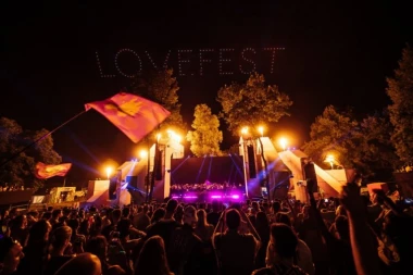 18. izdanje Tuborg Lovefesta je zvanično počelo: Beefeater H2O Stage otvorio festival, večeras spektakl na Fire Stage-u uz najtvrđi zvuk u istoriji festivala!