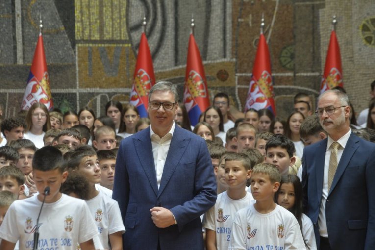 DRAGA DECO, DOBRO DOŠLI KUĆI! Vučić ugostio mlade srpske sportiste, učesnike kampa "Srbija te zove 2025" (FOTO)