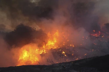 VATRA GUTA SVE PRED SOBOM: Snimci velikog požara u Dalmaciji šire se internetom, hitno se oglasila i policija (FOTO, VIDEO)