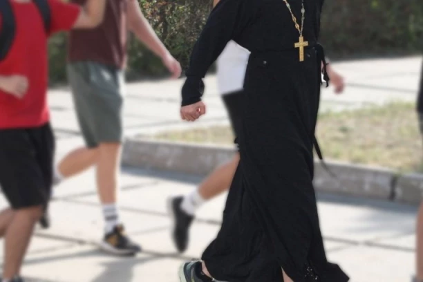 DRAMA U BANJALUCI! Pop ošamario muškarca, on izvadio nož, pa ga jurio po ulici!