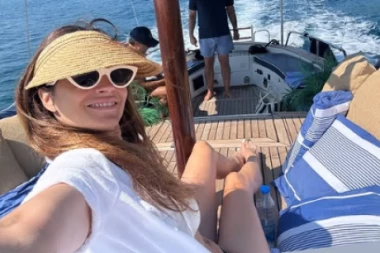 MARIJA KARAN DIGLA VITKE NOGE NA JAHTI! Kadrovi lepe glumice nije za one sa SLABIM SRCEM, baškari se za sve pare (FOTO)