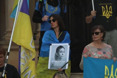 ZVERSKA SMRT NOVINARKE! VIKTORIJA ROŠČINA STRADALA U RUSKOM PAKLU: Stotine na oproštaju u Kijevu – svet traži odgovore, Moskva ćuti! (VIDEO)