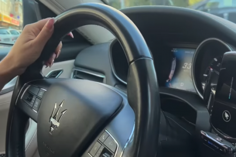 Sofija i Sandra u Maseratiju