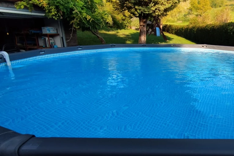 OTAC I SIN (9) POGINULI OD STRUJNOG UDARA U BAZENU! Jeziva tragedija se odigrala pred očima užasnute porodice!