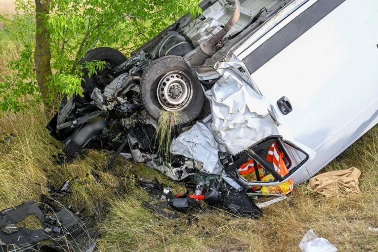 SUDAR PUTNIČKOG KOMBIJA I KAMIONA! Poginulo najmanje 11 osoba, među njima i SEDMORO dece! Jeziv prizor na licu mesta