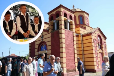 ZAŠTO SE NA SVETOG PANTELEJMONA CELO SELO SABRALO POD JEDNIM HRASTOM? Dirljive slike iz okoline Čačka danas ganule Srbiju