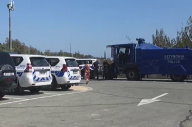 POLICIJA OKUPIRALA KIPAR ZBOG SRBIJE! Još malo do početka utakmice, a evo kakvo je stanje ispred arene "Spiros Kiprijanu" (VIDEO)