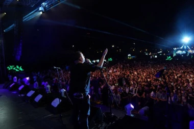 LUDILO U GUČI! Coby napravio SPEKTAKL pred 60.000 ljudi u najvećoj kafani u Srbiji - Drugi saborski dan oborio sve rekorde