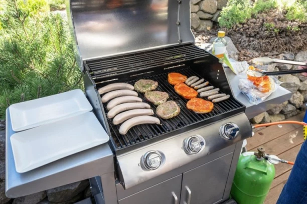 STRAHOVITA DETONACIJA ISPRED STAMBENE ZGRADE! Eksplodirao ROŠTILJ NA PLIN!