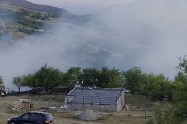 VATRA GUTA SVE PRED SOBOM, KUĆE U OPASNOSTI! Veliki požar na otvorenom izbio kod Bijelog Polja! (VIDEO)