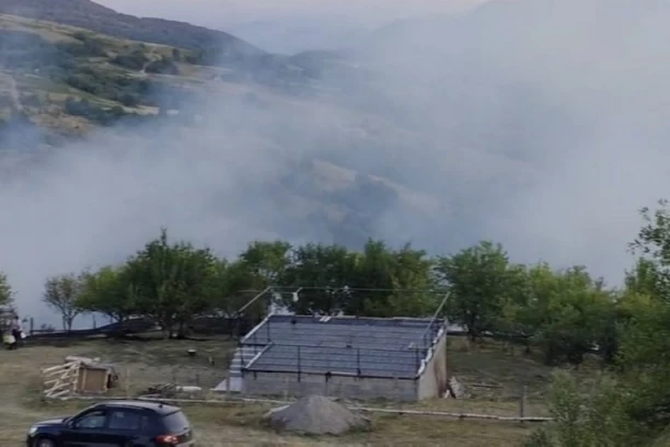 VATRA GUTA SVE PRED SOBOM, KUĆE U OPASNOSTI! Veliki požar na otvorenom izbio kod Bijelog Polja! (VIDEO)