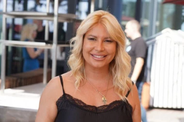 DEA ĐURĐEVIĆ U ZAGRLJAJU OVOG MUŠKARCA: Zajednička fotografija ugledala svetlost dana, uslikani su na Pinku!