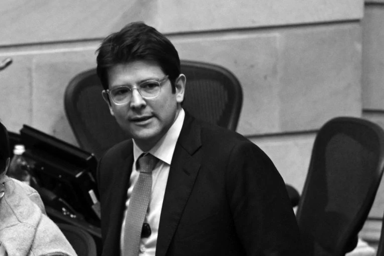 UMRO MIGUEL URIBE! Atentator mu presudio hicem u potiljak, supruga Marija van sebe! Nije preživeo ranjavanje!(FOTO)