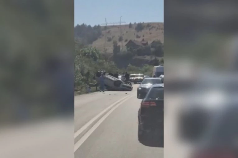 VOZILA SMRSKANA I PREVRNUTA NA KROV! Stravičan sudar kod Užica: Ima povređenih! (FOTO)