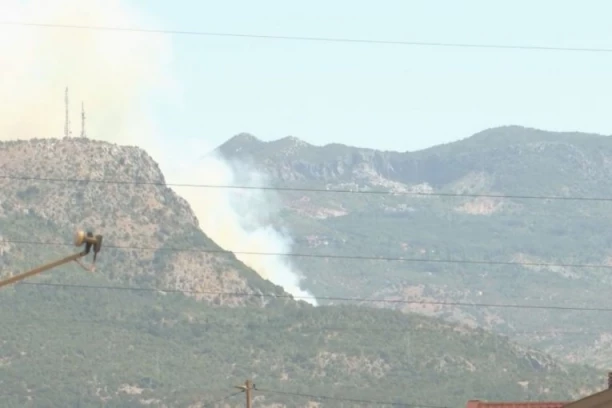 GUSTI DIM SE ŠIRI I PODGORICOM! Apokaliptični prizori iz Crne Gore! ČAK 14 MESTA BEZ STRUJE, VATROGASCI OČAJNIČKI BRANE KUĆE! (VIDEO, FOTO)