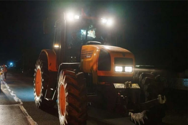 TOTALNI HAOS! Bacio LONAC na traktor: Od policije ga branili FLAŠOM!