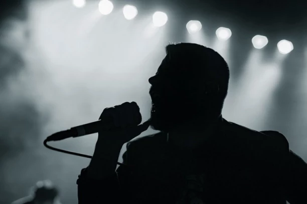 OVAKO RADI ESTRADNA MAFIJA! Crnogorski pevač harao po primorju, pa NESTAO - imao samo jedan nastup ove sezone!