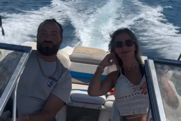 OBJAVLJEN RASTIN SNIMAK SA JAHTE! Srpski reper iz policije prešao u SUVI LUKSUZ NA MORU, lepa Marija se ne odvaja od njega! (GALERIJA)