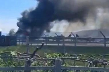 AERODROM U PLAMENU! Avion udario u prizemljene letelice, napravio OGROMNU VATRENU LOPTU (FOTO,VIDEO)