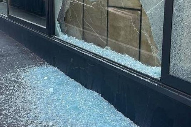 Adamu Adaktaru razbijen lokal