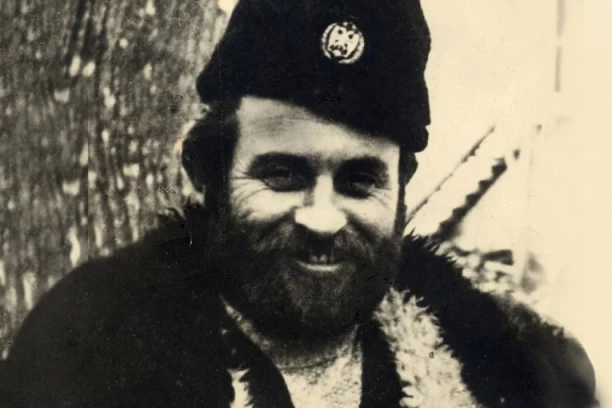 U CRNOJ GORI SE NASTAVLJA "POTERA"! Sud naložio da se preda Spomenik Pavlu Đurišiću, ali ga JATACI ČUVAJU!