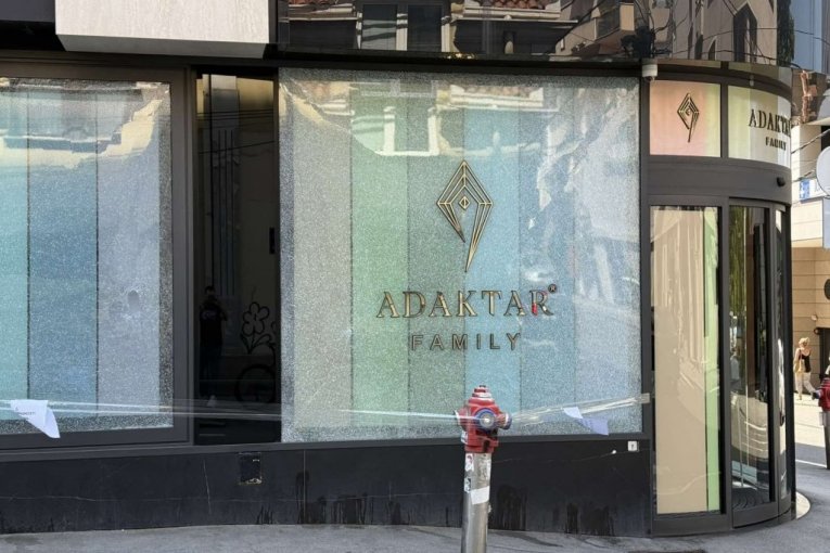 Demoliran lokal Adama Adaktara