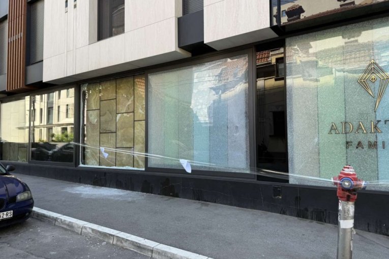 Demoliran lokal Adama Adaktara