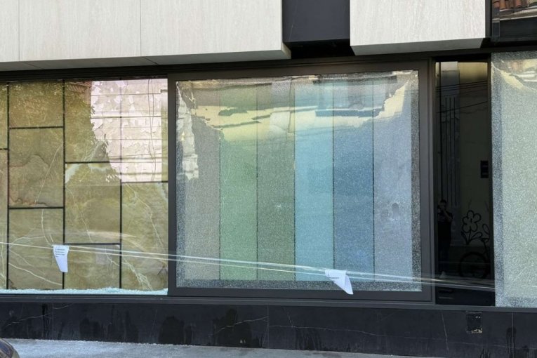 Demoliran lokal Adama Adaktara