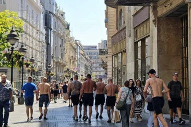 JEZIVE SCENE U KNEZU: Evo u KAKVOM izdanju navijači Leha šetaju ulicama Beograda - građani uznemireni! (FOTO-GALERIJA)