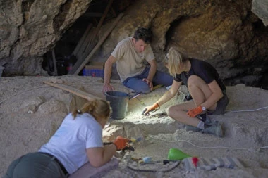 DEČIJI GROBOVI NAĐENI ISPOD ULAZA CRKVE: Neverovatno otkriće tokom renoviranja, tim arheologa se odmah oglasio