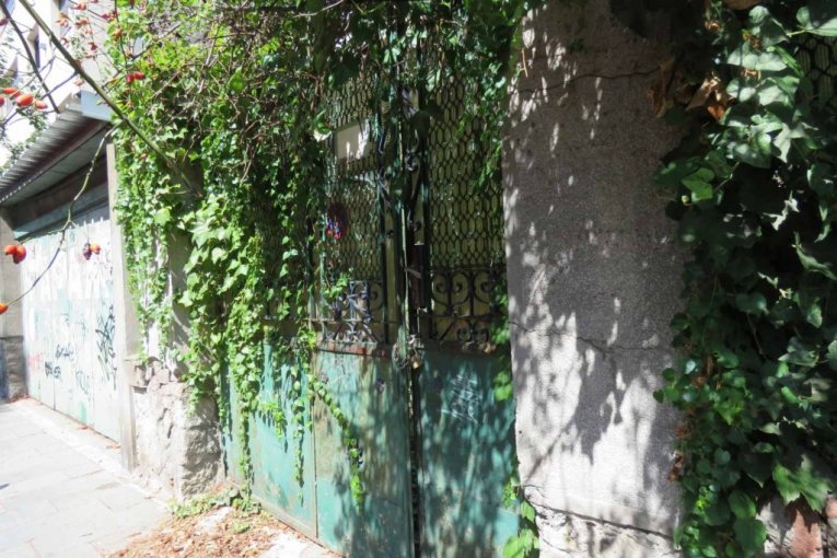 Sporna parcela u ulici Topolska 17 na Vračaru