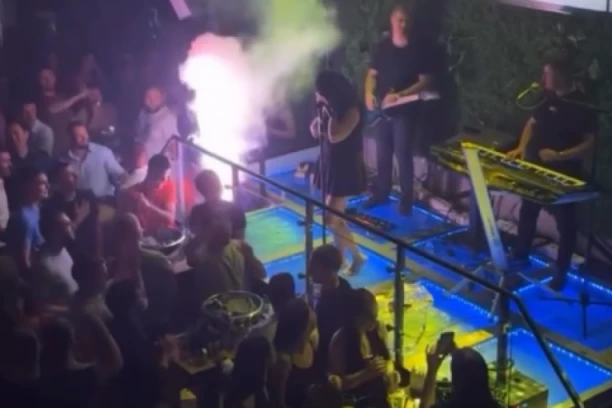 NAŠA PEVAČICA PREKINULA NASTUP, ZAVRŠILA U SUZAMA: Iz publike se prolomio VRISAK koji je ostavio bez teksta! (VIDEO)