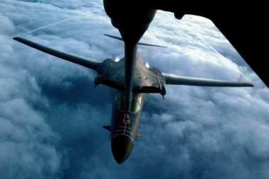 AMERIČKI BOMBARDERI GRME KA RUSIJI: NATO se naoštrio pred susret Trampa i Putina