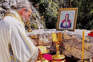 “VLADIKA METODIJE JE META – PRATE GA, IZVRĆU MU REČI I PODMEĆU DELA”: Saopštenje odjeknulo regionom, otkriveno sve o napadima na Crkvu