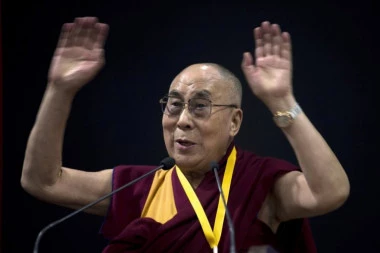 "MOGAO BIH DA DOŽIVIM 130 GODINA": Dalaj-Lama proslavio 91. rođendan i poslao svetu zanimljivu poruku
