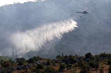 SRUŠIO SE HELIKOPTER ZA GAŠENJE POŽARA: Spasioci na licu mesta, evo šta se tačno dogodilo!