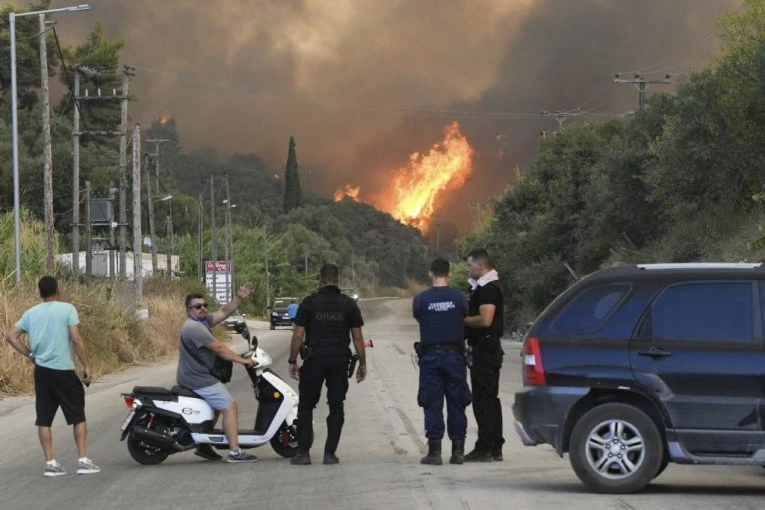 NOVI POŽAR U GRČKOJ! Srpski turisti pomno slušali vesti, ovo nije dobro