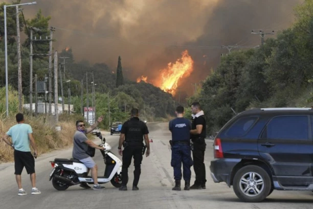 NOVI POŽAR U GRČKOJ! Srpski turisti pomno slušali vesti, ovo nije dobro
