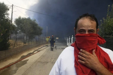 ČAK 5.000 VATROGASACA BORI SE SA POŽARIMA! Potpuni haos u zemlji, više od 40 stanovnika u bolnicama, plamen PARA NEBO (VIDEO)