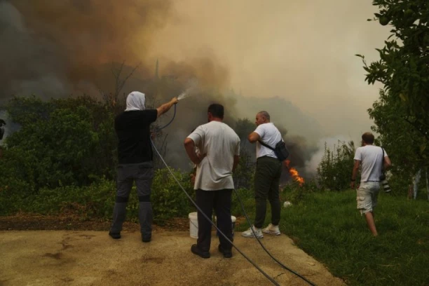 SRPSKI TURISTI U GRČKOJ DOBILI PORUKE UPOZORENJA: Sitacija na terenu je ozbiljna - DRŽITE TELEFONE PRI RUCI