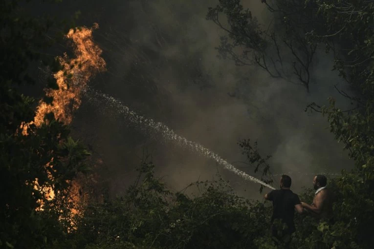 NAJPOTRESNIJA FOTOGRAFIJA KOJU ĆETE DANAS VIDETI! Vatrogasci u Grčkoj spavaju na ASFALTU nakon sati borbe sa požarima! (FOTO)